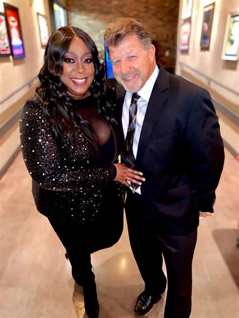 who is loni dating